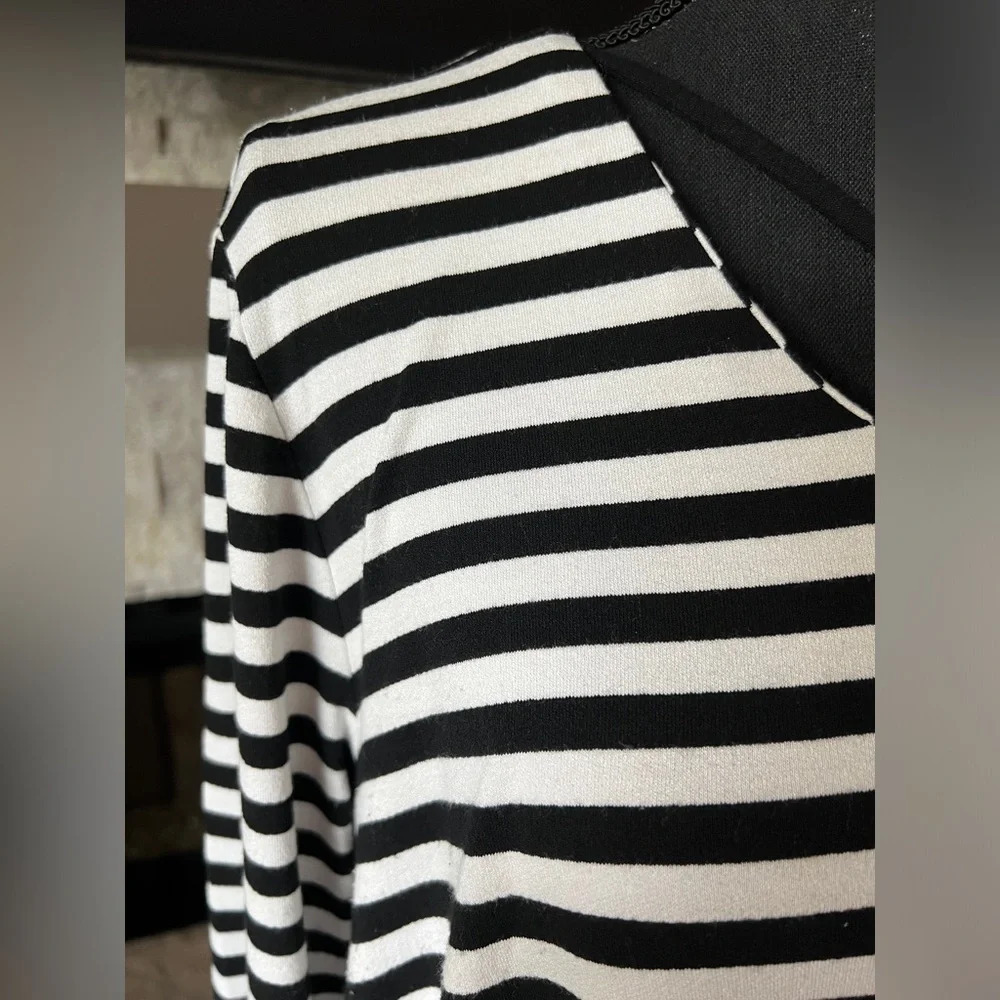 Chico's Size 1 black/white striped swing long sleeve shirt - Picture 4 of 8